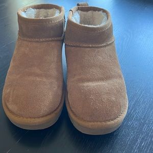 Tan short cozy boots size 6